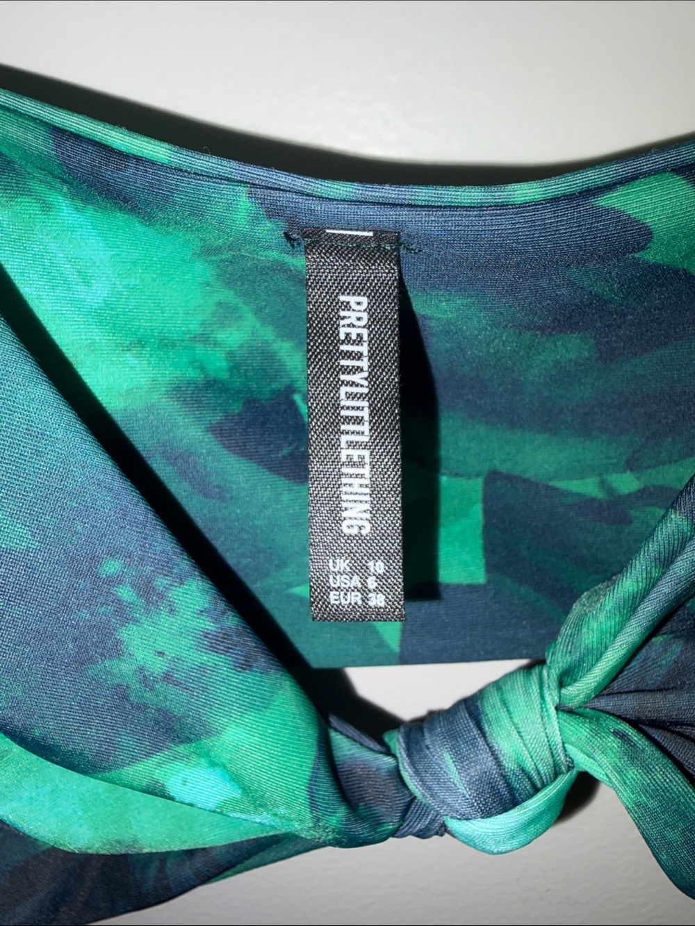 PrettyLittleThing Patterned Bikini Tops - Picture 2 of 11